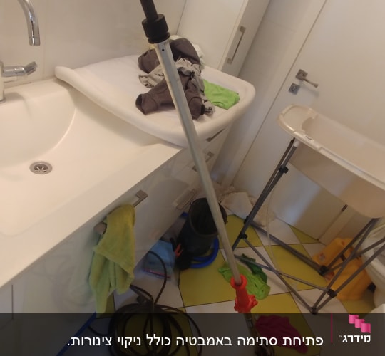 כלי עבודה של אינסטלטור, כולל צינור וכפפות אדומות